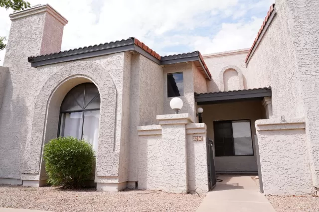 MLS: 5975968 Condo For Sale