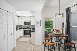 Photo #5: 6035847 Listing