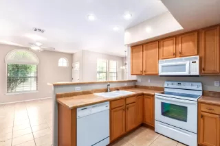 Photo #5: 6084221 Listing