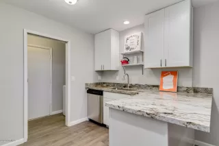 Photo #5: 6088666 Listing