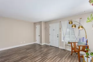 Photo #6: 6095459 Listing