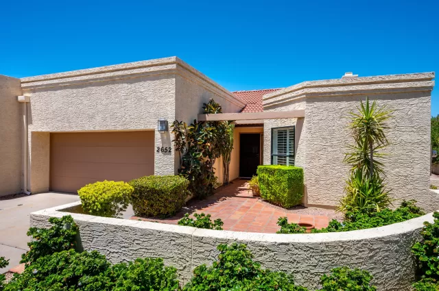 MLS: 6100785 Condo For Sale