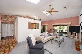 Photo #5: 6100785 Listing