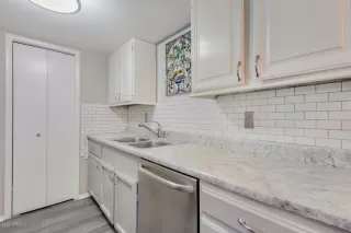 Photo #6: 6114104 Listing