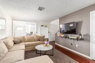 Photo #4: 6133104 Listing