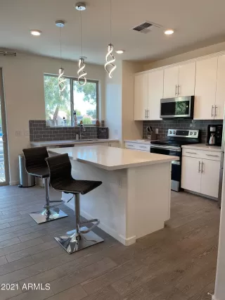 Photo #5: 6256125 Listing