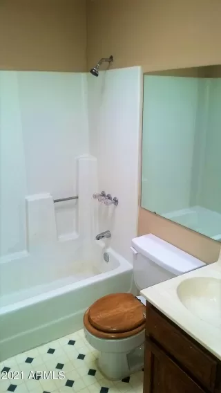 Photo #6: 6335746 Listing