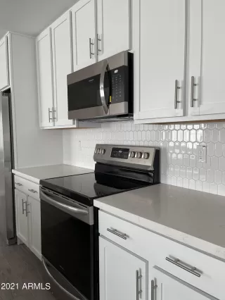 Photo #5: 6335833 Listing