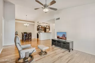 Photo #5: 6345967 Listing