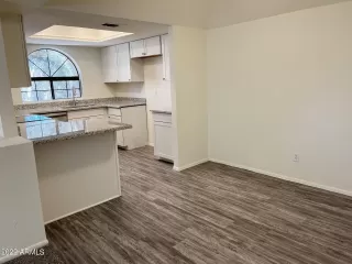 Photo #6: 6380590 Listing 