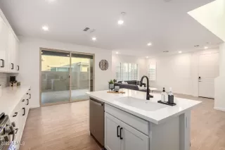 Photo #6: 6407758 Listing