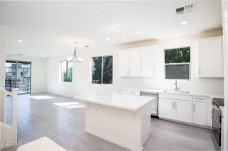 Photo #5: 6409936 Listing