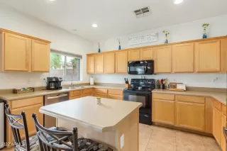 Photo #5: 6413669 Listing