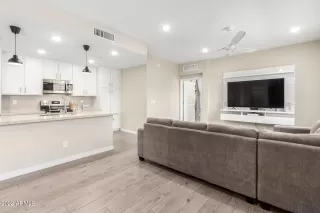 Photo #5: 6452607 Listing