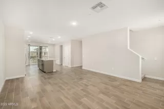 Photo #5: 6459599 Listing