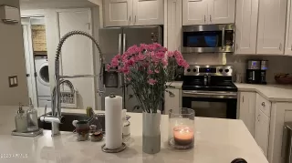 Photo #1: 6585000 Listing 