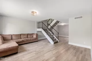 Photo #3: 6587000 Listing