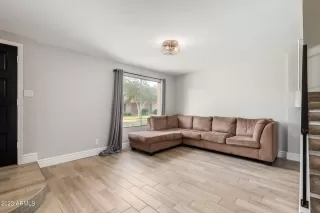 Photo #4: 6587000 Listing