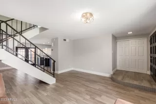 Photo #5: 6587000 Listing