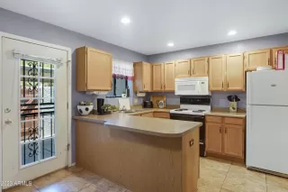 Photo #5: 6589896 Listing