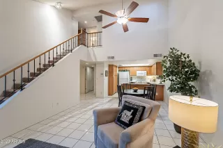 Photo #5: 6595000 Listing