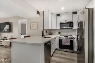 Photo #5: 6639151 Listing