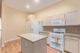 Photo #5: 6650747 Listing