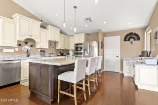 Photo #5: 6652163 Listing