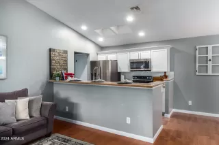 Photo #5: 6652183 Listing