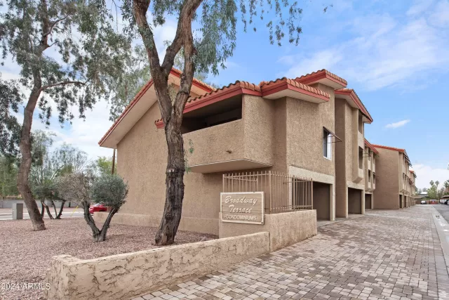 MLS: 6661905 Condo For Sale