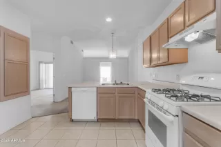 Photo #5: 6669606 Listing