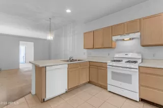 Photo #6: 6669606 Listing