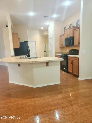 Photo #5: 6671951 Listing