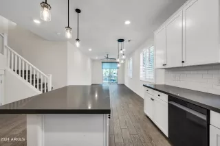 Photo #5: 6679882 Listing