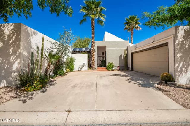 MLS: 6680296 Condo For Sale