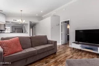 Photo #5: 6687296 Listing