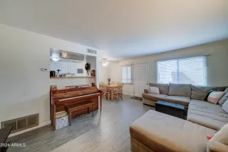 Photo #5: 6691571 Listing