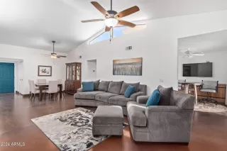 Photo #6: 6696991 Listing