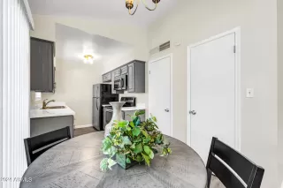 Photo #5: 6703626 Listing