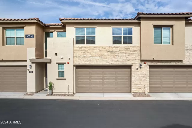 MLS: 6704500 Condo For Sale