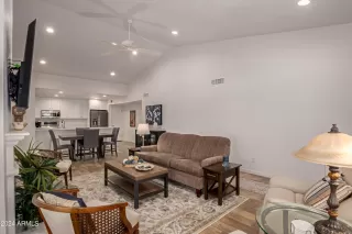 Photo #5: 6715131 Listing