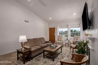 Photo #6: 6715131 Listing