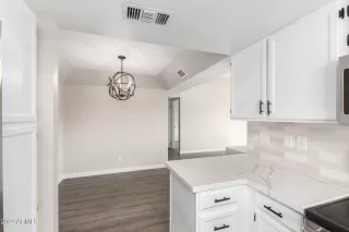 Photo #5: 6734129 Listing