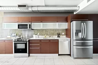 Photo #5: 6743200 Listing