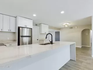 Photo #5: 6760102 Listing