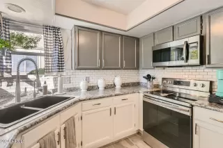 Photo #3: 6773170 Listing