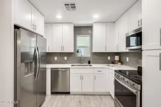 More Details about MLS # 6778670 : 466 E ROYAL PALMS DRIVE