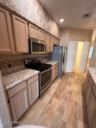 Photo #6: 6787031 Listing