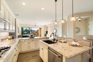 Photo #6: 6788699 Listing