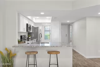 Photo #5: 6791999 Listing